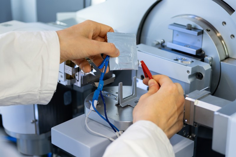 FCMH-PM02-24 Batterieforschung_Roentgenbeugung_FotoRolfWegst.jpg