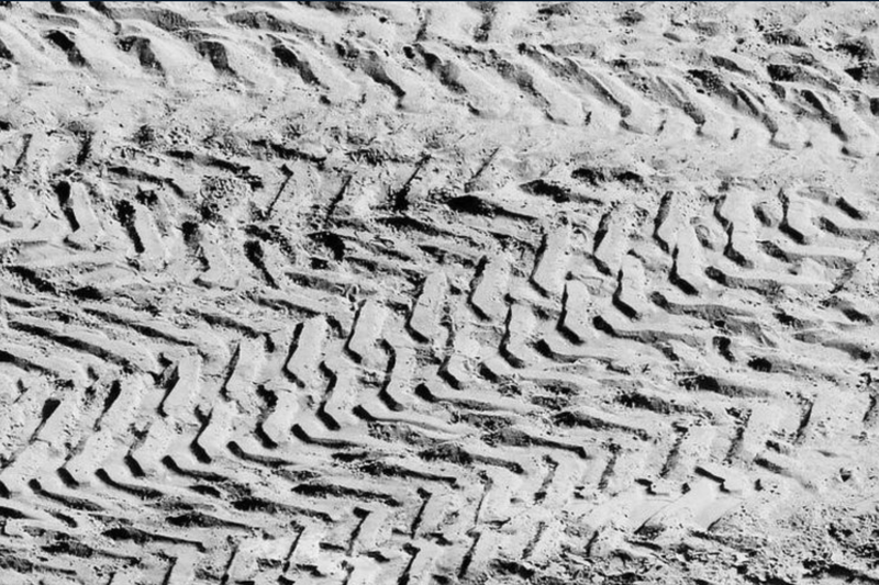 TraCe_csm_Spuren_im_Sand_6_SW_1c39e17439_Quelle Pixabay_bearbeitet.png