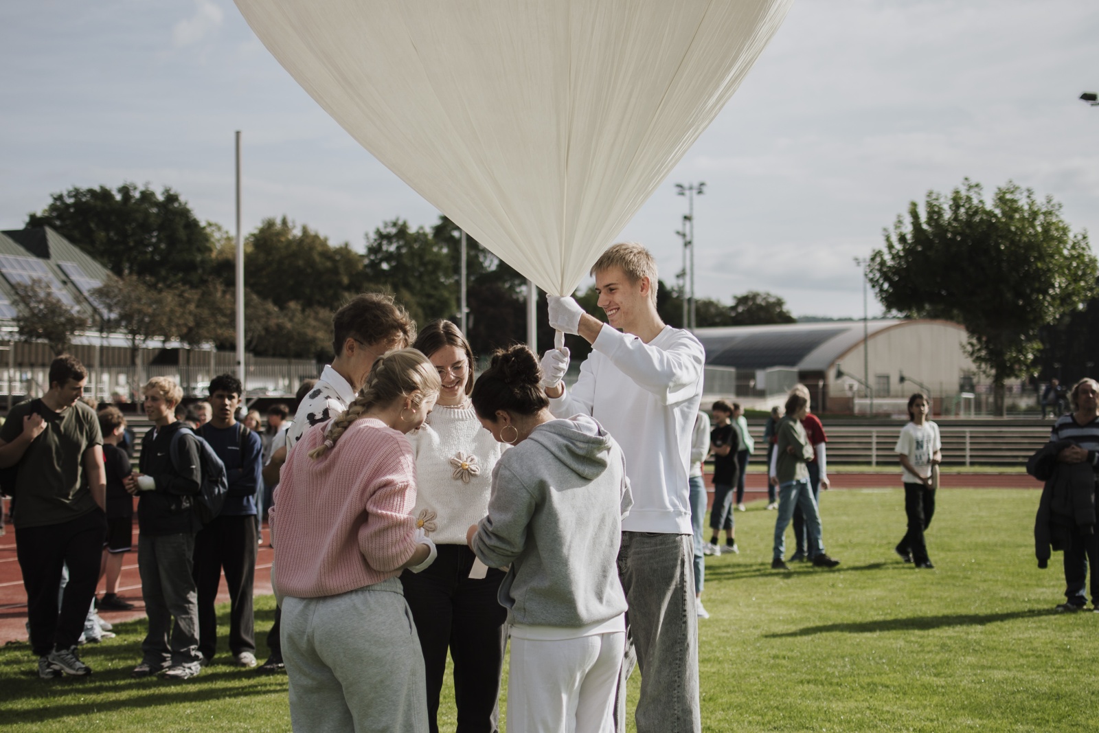 Forschungscampus Mittelhessen und Schüler:innen-Forschungszentrum Mittelhessen bringen Schüler*innenforschung in die Stratosphäre